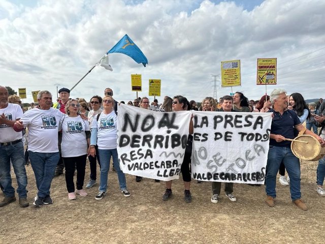 Manifestación en rechazo al derribo de la presa de Valdecaballeros