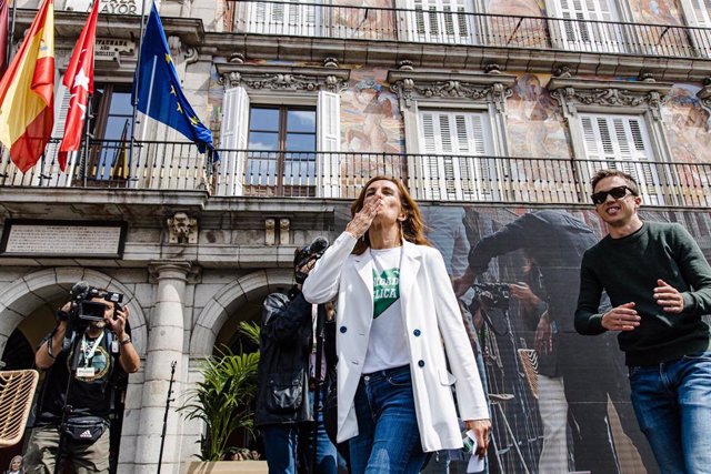 El líder de Más País, Íñigo Errejón, y la candidata de Más Madrid a la presidencia de la Comunidad de Madrid, Mónica García, a su llegada a un mitin de Más Madrid en la Plaza Mayor