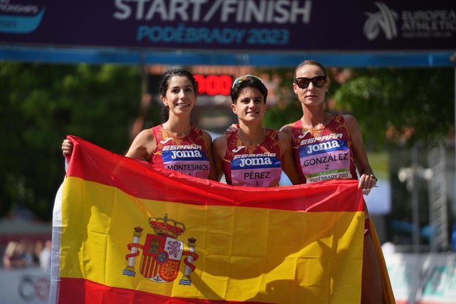 Las atletas españolas María Pérez, Raquel González y Cristina Montesinos, tras una competición.