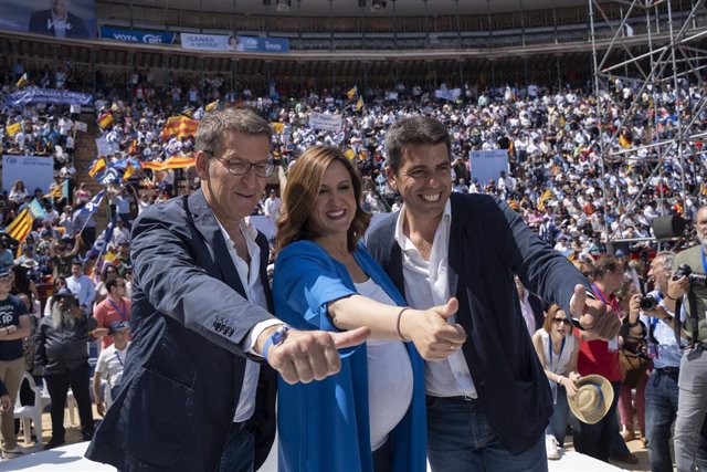 (I-D) El presidente del Partido Popular, Alberto Núñez Feijóo; la candidata a la Alcaldía de Valencia, Maria José Catalá; y el presidente del PP de la Comunitat Valenciana, Carlos Mazón Guixot; durante un mitin en la Plaza de Toros, a 21 de mayo de 2023, 