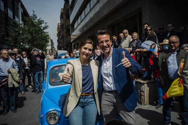 La presidenta de la Comunidad de Madrid y candidata del Partido Popular a la reelección, Isabel Díaz Ayuso, y el candidato del PP a la Alcaldía de Leganés, Miguel Ángel Recuenco, llegan a un mitin de campaña del PP, a 21 de mayo de 2023, en Leganés, Madri