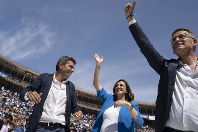 (I-D) El presidente del PP de la Comunitat Valenciana, Carlos Mazón Guixot; el presidente del Partido Popular, Alberto Núñez Feijóo; y la candidata a la Alcaldía de Valencia, Maria José Catalá; saludan durante un mitin en la Plaza de Toros