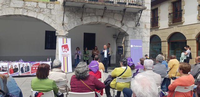 El secretario general del Partido Comunista de España y diputado de Unidas Podemos, Enrique Santiago, participa en un acto en Laredo.