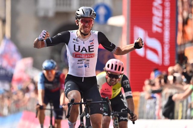 El ciclista estadounidense Brandon McNulty (UAE Team Emirates) celebra un triunfo de etapa.