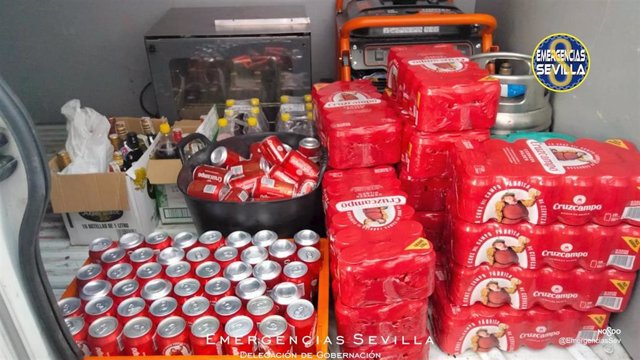 Latas de cerveza intervenidas por la Policía Local en las inmediaciones del estadio Ramón Sánchez Pizjuán con motivo del derbi.