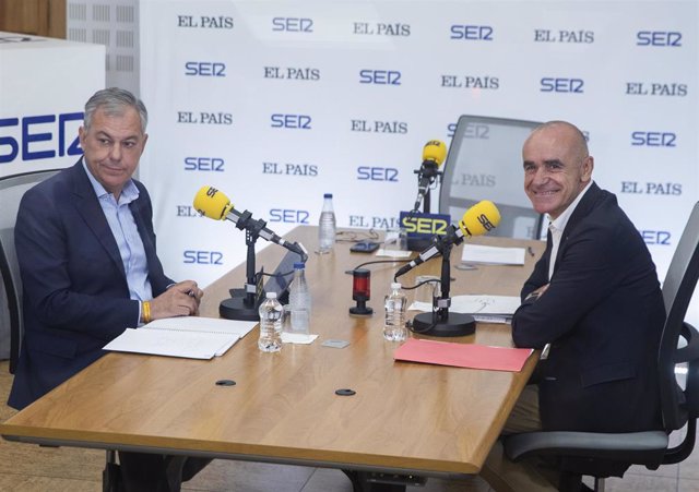 El alcalde y candidato del PSOE a la Alcaldía de Sevilla, Antonio Muñoz (d), y el candidato del PP, José Luis Sanz (i), en el debate 'cara a cara' en la Cadena SER.