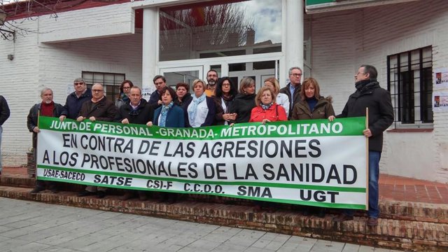 Archivo - Imagen de archivo de concentración contra las agresiones a sanitarios.