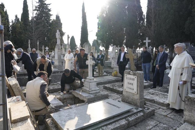 Exhumados los restos de José Luis Gago para su traslado a la Iglesia de San Pablo, dentro del proceso de beatificación.