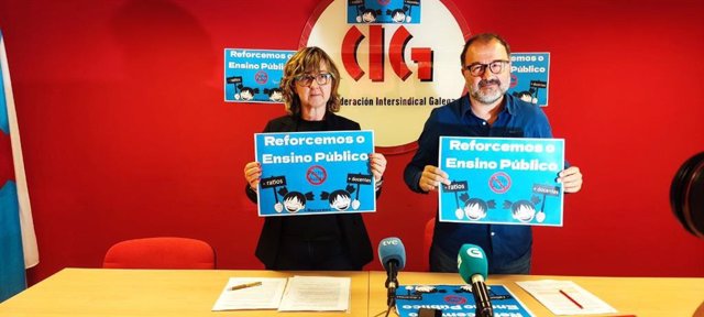 La vicepresidenta de la Federación Anpas Galegas, Isabel Calvete, y el secretario nacional de CIG-Ensino, Suso Bermello, presentan la campaña 'Reforcemos o Ensino Público'.