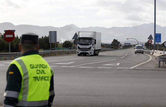 Archivo - Un Guardia Civil observa el tráfico en un imagen de archivo
