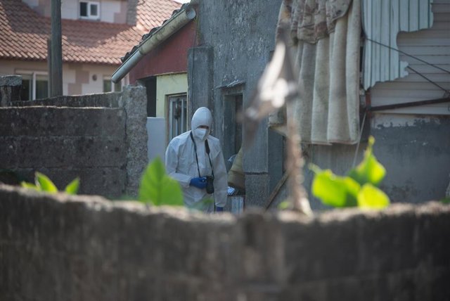 Un agente de la Policía Científica toma pruebas en el lugar del crimen.