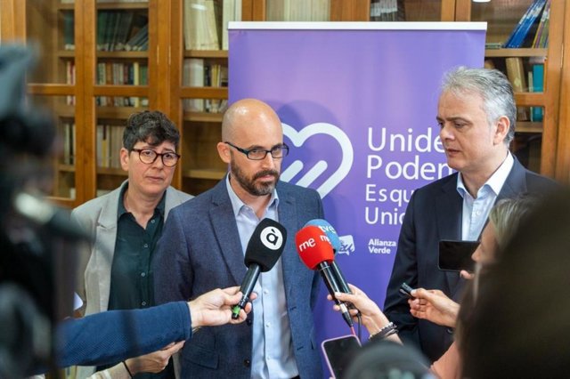 El secretario de Estado de Derechos Sociales y secretario de Economía de Podemos, Nacho Álvarez; el vicepresidente del Consell y candidato de UP-EUPV a la Generalitat, Héctor Illueca; y la candidata de la coalición a la Alcaldía de València, Pilar Lima.