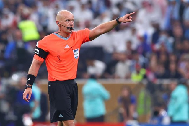 Archivo - 18 December 2022, Qatar, Lusail: Referee Szymon Marciniak gestures during the FIFA World Cup Qatar 2022 final soccer match between Argentina and France at the Lusail Stadium. Photo: Tom Weller/dpa