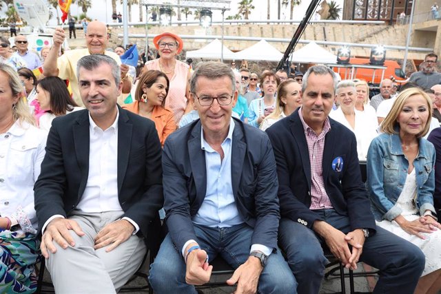 (I-D) El candidato del PP a la Presidencia del Gobierno de Canarias, Manuel Domínguez; el presidente del Partido Popular, Alberto Nuñez Feijóo y el candidato del PP al Cabildo de Gran Canaria, Miguel Jorge Blanco, durante un mitin en Las Palmas de Gran Ca