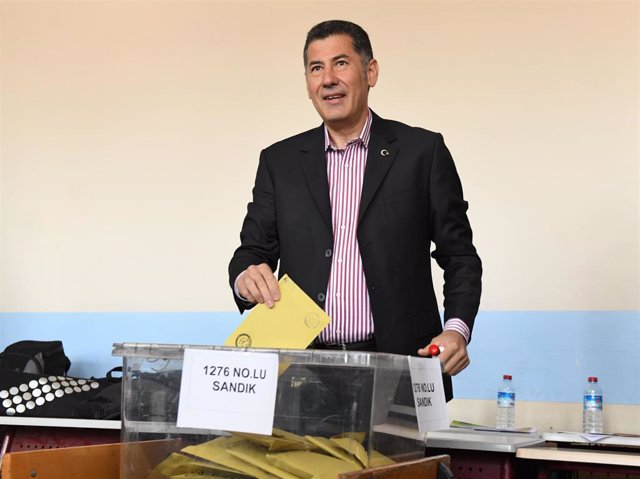  Sinan Ogan deposita su voto en las elecciones presidenciales de Turquía