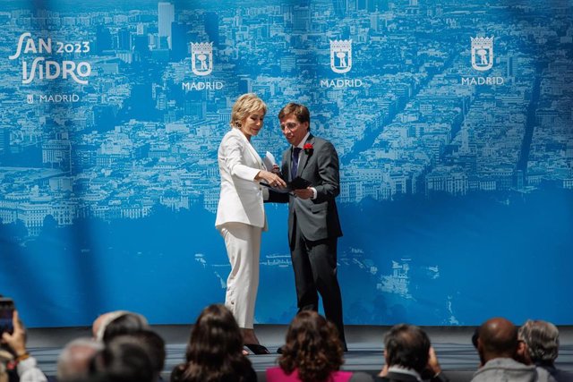 El alcalde de Madrid, José Luis Martínez Almeida, entrega a la presentadora Ana Rosa Quintana la medalla de Honor de la ciudad