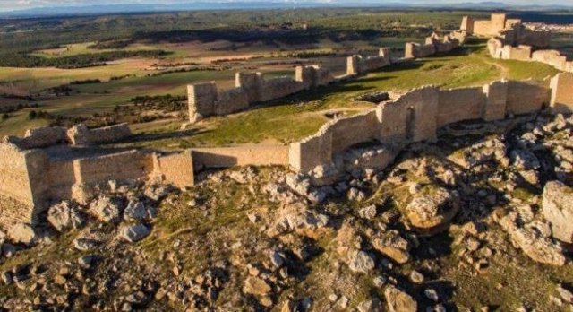 Hispania Nostra celebra el no de la Junta a una macrogranja en el entorno de la fortaleza califal de Gormaz (Soria).