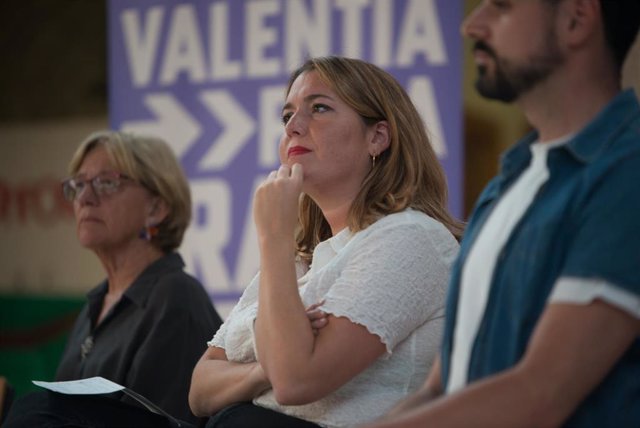 La secretaria de Estado de Igualdad Ángela Rodríguez 'Pam', participa en un acto de la candidatura municipal de Podemos Galicia en el CEIP Froebel, en Pontevedra.