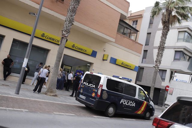 Un furgó policial davant una oficina de correus de Melilla