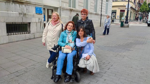 La candidata de Podemos a la Alcaldía de Oviedo, Belén Suárez Prieto, junto a la portavoz de Podemos Oviedo, Lluisa Nogueiros y dos miembros de su candidatura.