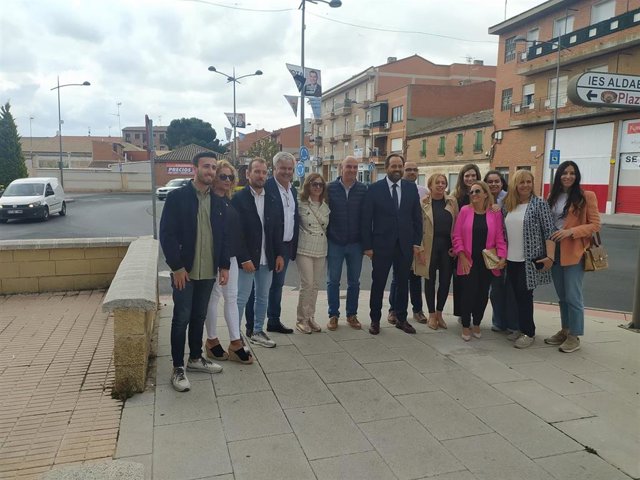 El candidato del PP a la Presidencia de Castilla-La Mancha, Paco Núñez, junto a la candidatura local de Fuensalida
