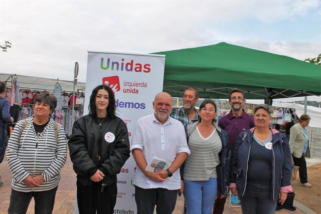 El candidato de Unidas Izquierda Unida - Podemos a la Alcaldía de Toledo, Txema Fernández, junto al resto de miembros de la candidatura en el mercadillo 'El Martes', ubicado en el aparcamiento disuasorio de Santa Teresa.