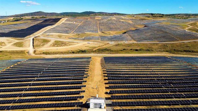 X-Elio cierra un acuerdo de financiación de 102 millones para tres proyectos renovables en Extremadura