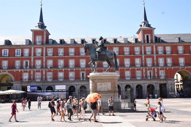 Archivo - Recursos de turistas en la Plaza Mayor de Madrid
