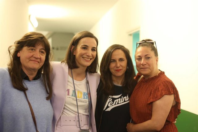 La candidata de Elkarrekin a la Alcaldía de Vitoria-Gasteiz, Garbiñe Ruiz, en un acto junto a la ministra Ione Belarra  