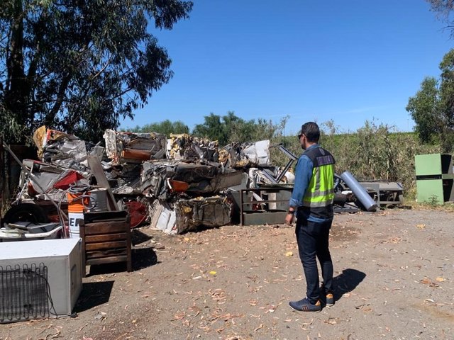Imagen de una parte de los residuos almacenados en el negocio de chatarra de Cartaya (Huelva).