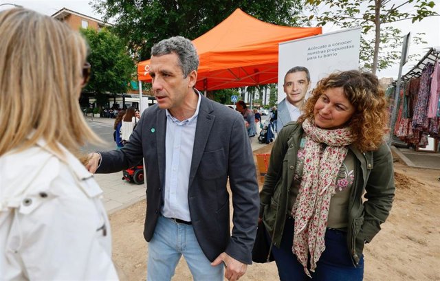 El candidato de Ciudadanos (CS) la alcaldía de Toledo, Esteban Paños, en el mercadillo.