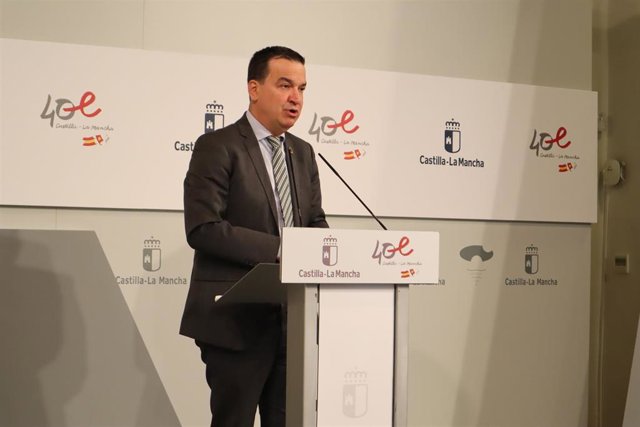 El consejero de Agricultura, Agua y Desarrollo Rural, Francisco Martínez Arroyo