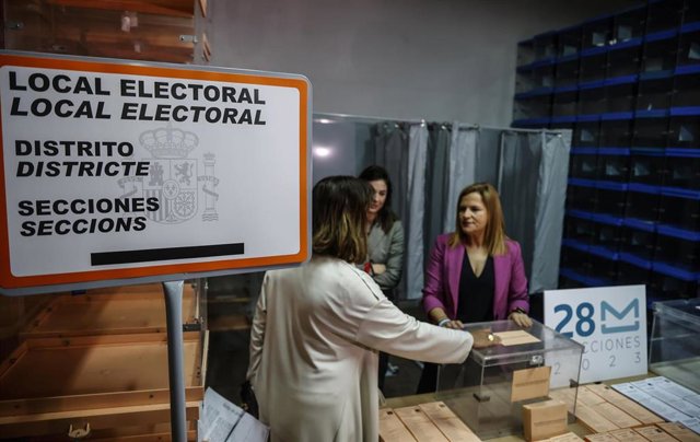La delegada del Gobierno en la Comunitat Valenciana, Pilar Bernabé visita el almacén electoral con motivo de las elecciones municipales y autonómicas del 28M. 