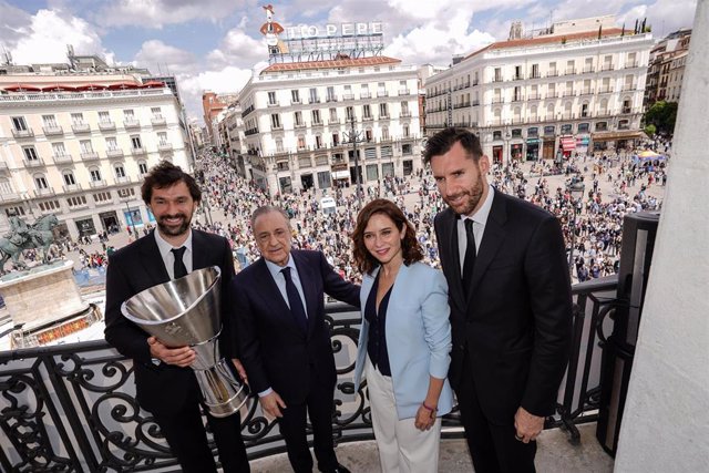 Isabel Díaz Ayuso recibe en la sede de la Comunidad de Madrid al Real Madrid, campeón de la Euroliga 2022-2023.