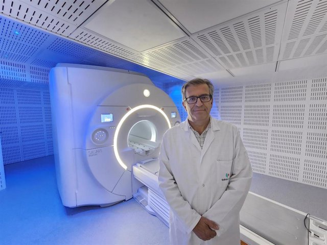 El doctor Carlos Alonso en la nueva resonancia 3 Tesla