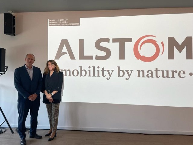 La directora del centre industrial de Santa Perpètua, Cristina Andériz, al costat del director comercial d'Alstom a Catalunya, Sergio Boya
