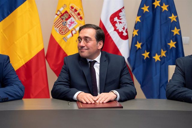 El ministro de Asuntos Exteriores, Unión Europea y Cooperación, José Manuel Albares, durante una reunión con sus homólogos de Rumanía y Polonia para la firma de la declaración trilateral, en el Edificio del Reloj, a 23 de mayo de 2023, en Valencia