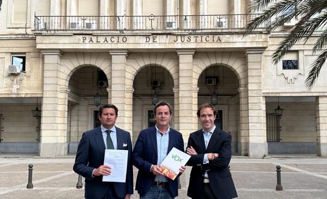 Los responsables de Vox tras interponer su denuncia