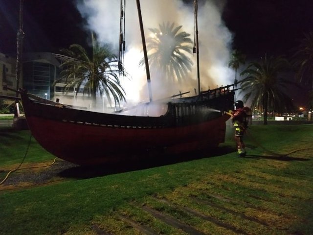 Arde la réplica de la carabela de 'La Niña III' en el parque de Santa Catalina, en Las Palmas de Gran Canaria