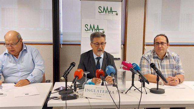 Francisco Cantalejos, presidente del Sindicato Médico de Granada, Rafael Carrasco, presidente del Sindicato Médico Andaluz, y Luis Carlos Sevilla, secretario general del Sindicato Médico de Almería.