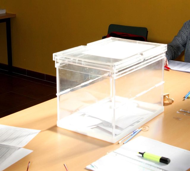 Archivo - Imatge de recurs d'una urna electoral