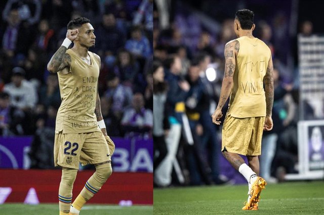 El jugador del FC Barcelona Raphinha con una camiseta de apoyo al jugador del Real Madrid Vinícius Jr.