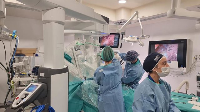 El equipo de cirugía general del Hospital Universitario de A Coruña operando con el robot Davinci