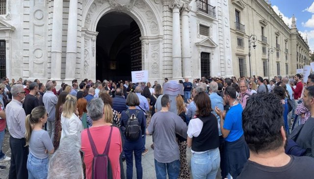 Concentración de docentes y personal de Administración y Servicios de la Universidad de Sevilla a las puertas del Rectorado.