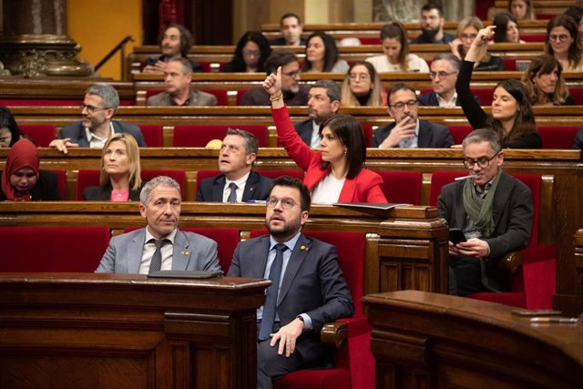 Archivo - El conseller de Educación, Josep González-Cambray (1i), y el presidente de la Generalitat, Pere Aragonès (2i), durante una sesión plenaria del debate final de los Presupuestos de la Generalitat 2023, en el Parlament, a 10 de marzo de 2023, en Ba