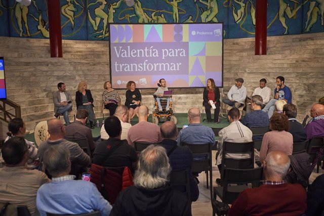 El portavoz de Podemos en el Congreso de los Diputados, Pablo Echenique (c), interviene durante un acto de Podemos-IU en el Palacio de Festivales