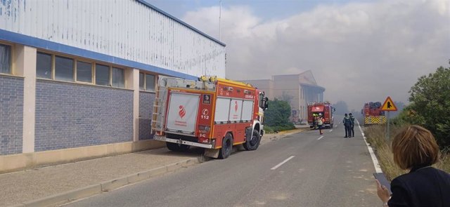 Bomberos del CEIS trabajan para sofocar un incendio en la zona entre Tejerías y El Recuenco de Calahorra