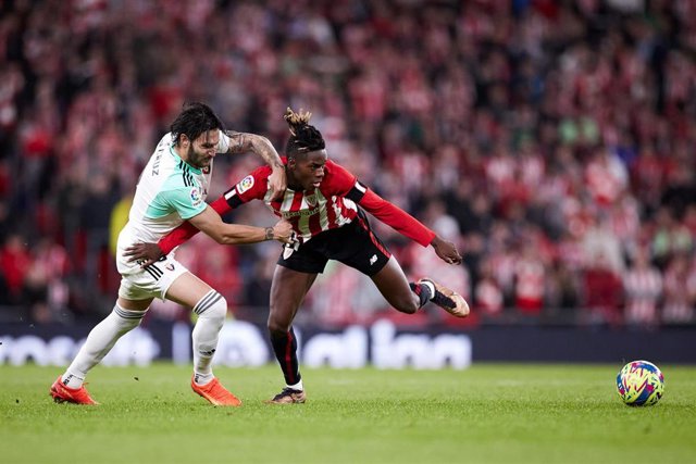 Archivo - Juan Cruz of CA Osasuna competes for the ball with Nico Williams of Athletic Club during the La Liga Santander match between Athletic Club and CA Osasuna at San Mames  on January 9, 2023, in Bilbao, Spain.