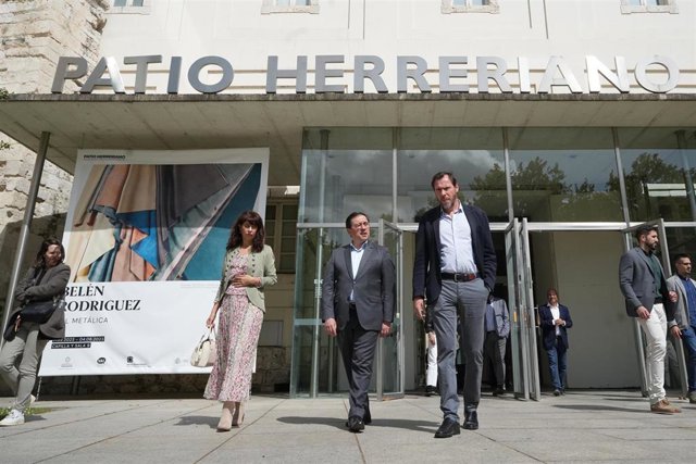 El alcalde y candidato a la reelección en Valladolid, Óscar Puente (1d), y el ministro de Asuntos Exteriores, José Manuel Albares (c), a su salida del Museo Patio Herreriano de Valladolid.