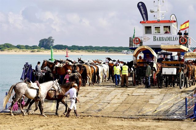 Archivo - Peregrinos entrando  en la barcaza para cruzar  el río Guadalquivir camino del Coto de Doñana a 24 de mayo del 2023 en Sanlúcar de Barrameda (Cádiz , Andalucía, España).